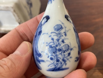Vier Chinese blauw-witte vaasjes, Kangxi en later