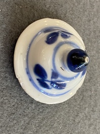 Vier Chinese blauw-witte vaasjes, Kangxi en later
