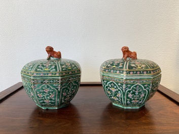 Een paar Chinese Bencharong dekseldozen voor de Thaise markt, 19e eeuw