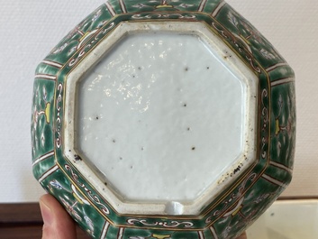 Een paar Chinese Bencharong dekseldozen voor de Thaise markt, 19e eeuw
