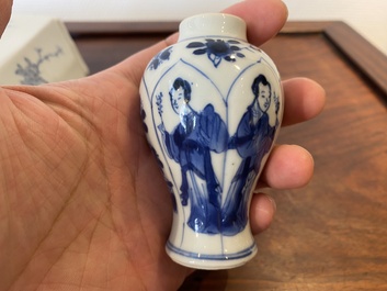 Vier Chinese blauw-witte vaasjes, Kangxi en later