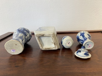Vier Chinese blauw-witte vaasjes, Kangxi en later
