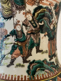 Een grote Chinese famille verte vaas met een krijgssc&egrave;ne, 19e eeuw
