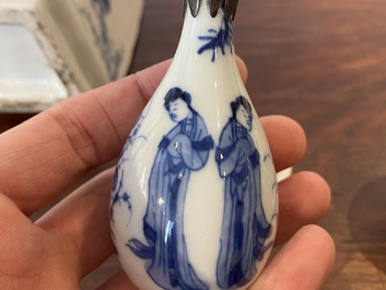 Vier Chinese blauw-witte vaasjes, Kangxi en later