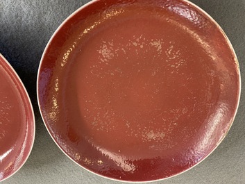 Paire de coupes en porcelaine de Chine en rouge de rubis monochrome, marque et &eacute;poque de Jiaqing