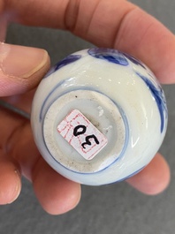 Vier Chinese blauw-witte vaasjes, Kangxi en later