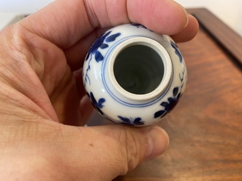 Vier Chinese blauw-witte vaasjes, Kangxi en later