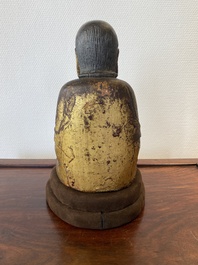 Un Arhat en bois dor&eacute; et laqu&eacute;, Chine, Ming