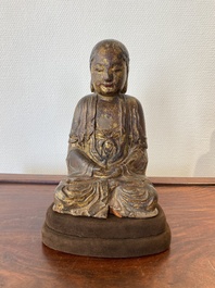 Un Arhat en bois dor&eacute; et laqu&eacute;, Chine, Ming