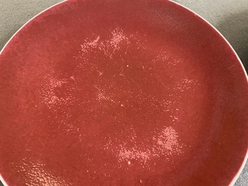 Een paar Chinese monochrome robijnrode schotels, Jiaqing merk en periode