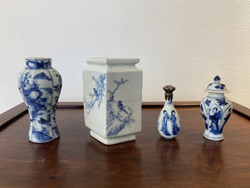 Vier Chinese blauw-witte vaasjes, Kangxi en later