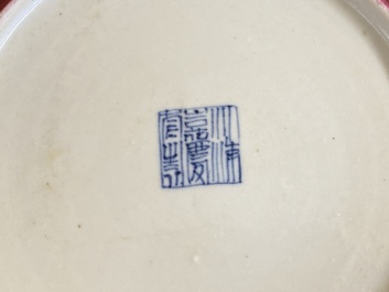 Een paar Chinese monochrome robijnrode schotels, Jiaqing merk en periode