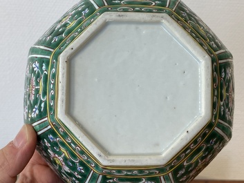 Een paar Chinese Bencharong dekseldozen voor de Thaise markt, 19e eeuw