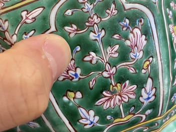 Een paar Chinese Bencharong dekseldozen voor de Thaise markt, 19e eeuw
