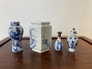 Vier Chinese blauw-witte vaasjes, Kangxi en later