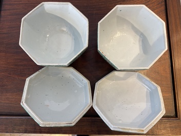 Een paar Chinese Bencharong dekseldozen voor de Thaise markt, 19e eeuw