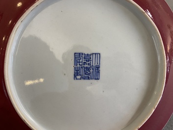 Een Chinese monochrome robijnrode schotel, Jiaqing merk en periode
