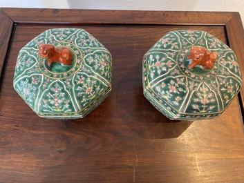Een paar Chinese Bencharong dekseldozen voor de Thaise markt, 19e eeuw