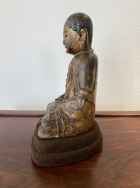 Un Arhat en bois dor&eacute; et laqu&eacute;, Chine, Ming