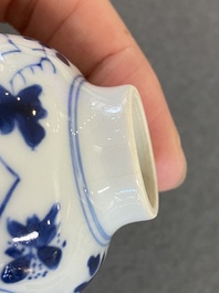 Vier Chinese blauw-witte vaasjes, Kangxi en later