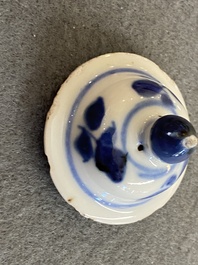 Vier Chinese blauw-witte vaasjes, Kangxi en later