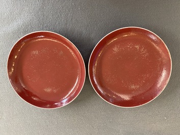Paire de coupes en porcelaine de Chine en rouge de rubis monochrome, marque et &eacute;poque de Jiaqing