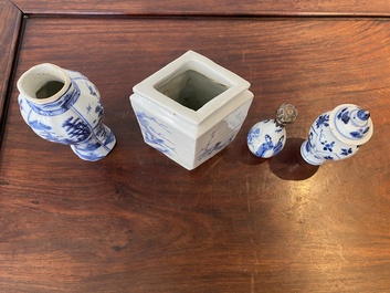 Vier Chinese blauw-witte vaasjes, Kangxi en later