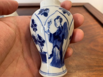 Vier Chinese blauw-witte vaasjes, Kangxi en later