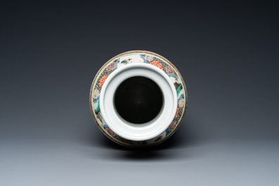 Vase de forme rouleau en porcelaine de Chine famille verte &agrave; d&eacute;cor du roman 'Les Trois Royaumes', Kangxi