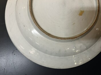 Een blauw-witte Japanse Arita schotel met VOC monogram, Edo, 17e eeuw