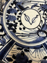 Een blauw-witte Japanse Arita schotel met VOC monogram, Edo, 17e eeuw
