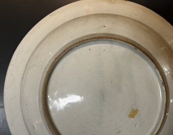 Een blauw-witte Japanse Arita schotel met VOC monogram, Edo, 17e eeuw