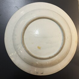 Een blauw-witte Japanse Arita schotel met VOC monogram, Edo, 17e eeuw