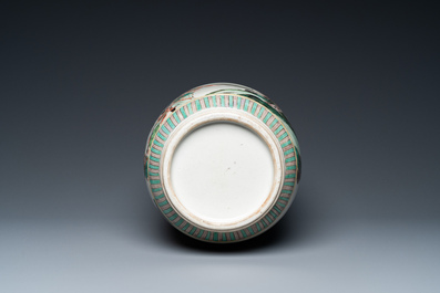 Vase de forme rouleau en porcelaine de Chine famille verte &agrave; d&eacute;cor du roman 'Les Trois Royaumes', Kangxi