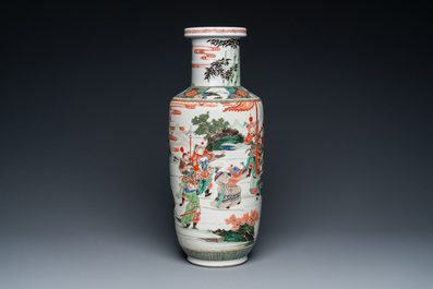 Vase de forme rouleau en porcelaine de Chine famille verte &agrave; d&eacute;cor du roman 'Les Trois Royaumes', Kangxi