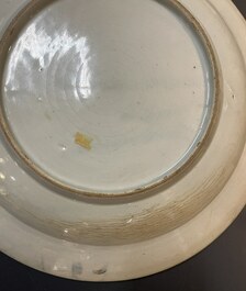 Een blauw-witte Japanse Arita schotel met VOC monogram, Edo, 17e eeuw