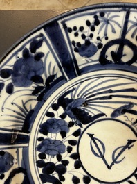 Een blauw-witte Japanse Arita schotel met VOC monogram, Edo, 17e eeuw