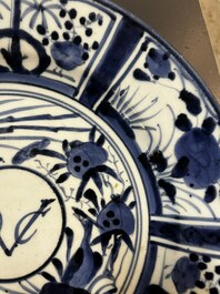 Een blauw-witte Japanse Arita schotel met VOC monogram, Edo, 17e eeuw
