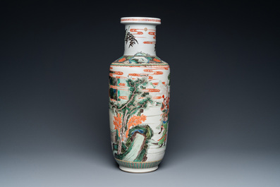 Vase de forme rouleau en porcelaine de Chine famille verte &agrave; d&eacute;cor du roman 'Les Trois Royaumes', Kangxi