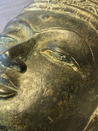 Een grote Javaanse bronzen buste van de god Shiva, Majapahit koninkrijk, Indonesi&euml;, wellicht 15/16e eeuw