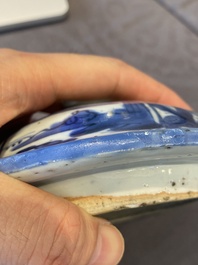 Een paar Chinese blauw-witte dekselvazen met figuratief decor, Ming