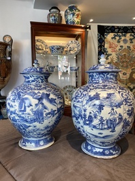 Een paar Chinese blauw-witte dekselvazen met figuratief decor, Ming