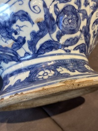 Een paar Chinese blauw-witte dekselvazen met figuratief decor, Ming