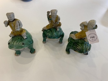 Drie Chinese verte biscuit sculpturen van Liu Hia op de driepotige pad, Kangxi