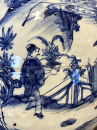 Een paar Chinese blauw-witte dekselvazen met figuratief decor, Ming