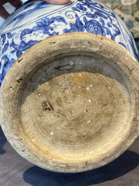 Een paar Chinese blauw-witte dekselvazen met figuratief decor, Ming