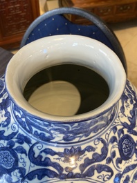 Een paar Chinese blauw-witte dekselvazen met figuratief decor, Ming