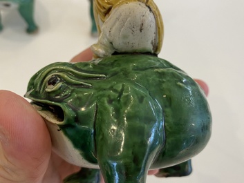 Drie Chinese verte biscuit sculpturen van Liu Hia op de driepotige pad, Kangxi