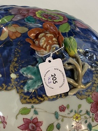 Grande terrine couverte sur son support en porcelaine de Chine famille rose &agrave; d&eacute;cor de feuilles de tabac, Qianlong