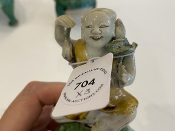 Drie Chinese verte biscuit sculpturen van Liu Hia op de driepotige pad, Kangxi